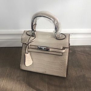 2/40$ π Midsize oyster coloured handbag